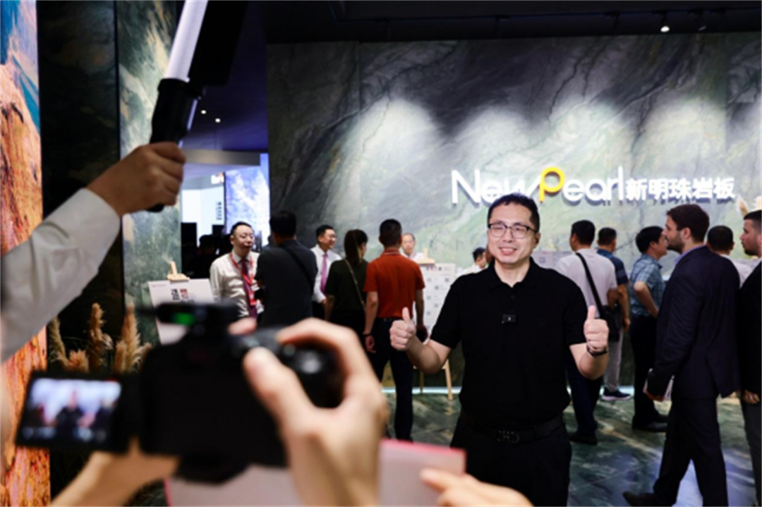 1714268777680632.jpg 1000W+關(guān)注!潭洲展新明珠巖板“種草”破圈06.jpg